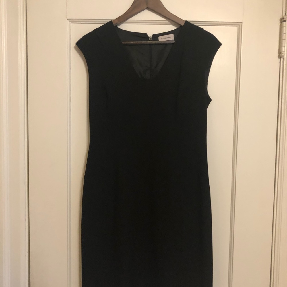 Black sheath dress. Calvin KLEIN.